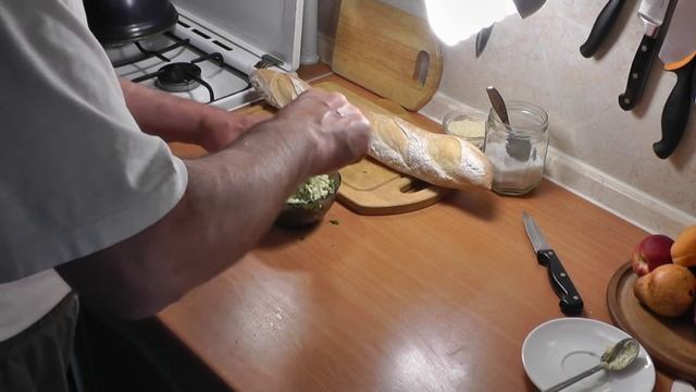 Горячий и ароматный чесночно - сырный багет за 10 минут..Просто, очень вкусно, недорого!