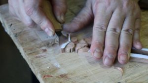 Заколка для волос из красного дерева.