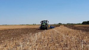 John Deere 8400 R traktor and Lemken Rubin 12/600 KUA Compact Disc Harrow