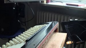 Баян Китайского производства . " Секрет " открытия-вскрытия левой басовой его части . Ролик 002