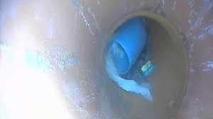 Вытаскиваю посторонний предмет из канализации