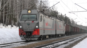 "Серый Гранит" 2ЭС10-005 с грузовым поездом