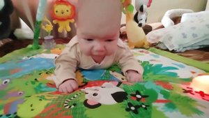 Мирончик учится держать голову и управлять руками. Малышу 1,5 месяца.