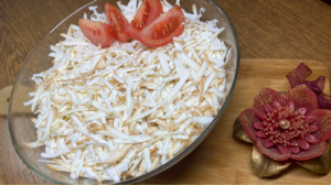 Салат-закуска с копчёным сыром и помидорами.