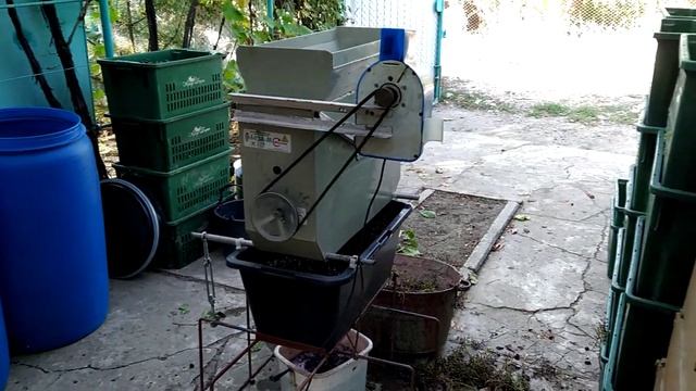 Дробление винограда на дробилке с гребнеотделением "Лоза-М". смотреть онлайн