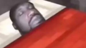 Негр спит и издаёт разные звуки!