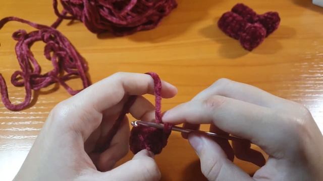 как связать новогоднего мишку крючком из плюшевой пряжи часть 1 смотреть онлайн