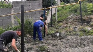 Секреты изготовления забора из профнастила красивой стороной внутрь.
