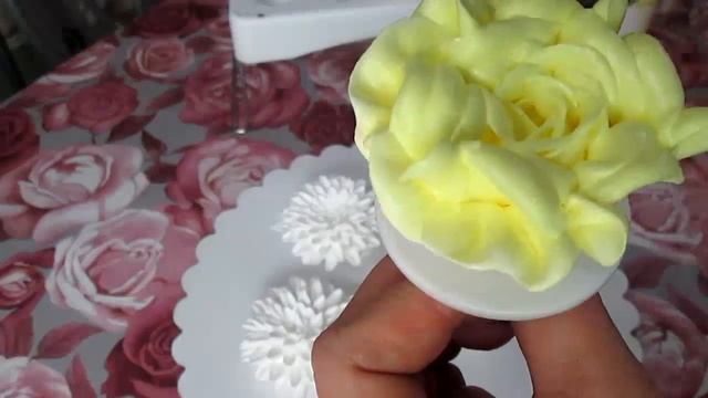 Торт кремовый с цветами