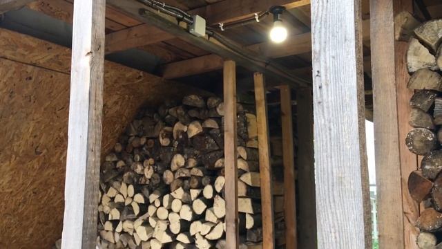 Дровник оригинальный своими руками.#дрова#зима#отопление#дровник# смотреть онлайн