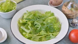 Салат с анчоусами и рукколой
