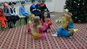 Утренник в детском саду. Восточный танец в исполнении незабвенной Милины.