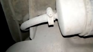 Замена топливного фильтра автомобиля BMW E34.