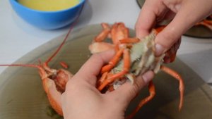 Как кушать раков?