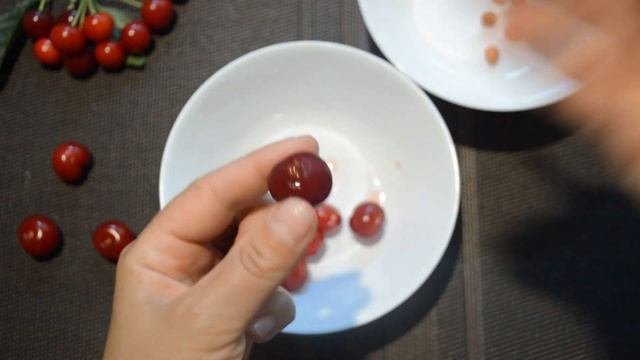 Как очистить вишню от косточек: 3 способа быстрого драглевания ягод