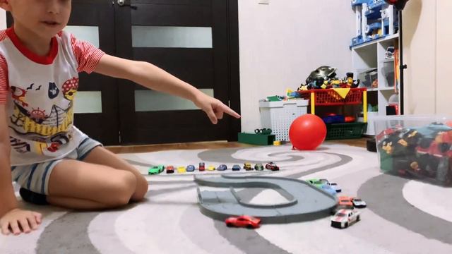 Челендж, какая из машин проедет через всю трассу, часть 1. #машинки #roblox #майнкрафт смотреть онлайн