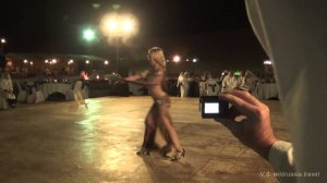 Зажигательный танец живота, полуобнаженная блондинка. Belly dance