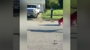 Безногий парень накидал угольку