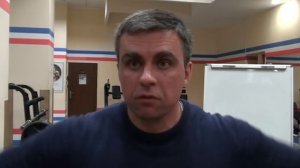 Как накачать плечи. Махи в стороны с гантелями, стоя. Техника #21