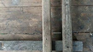 КАК СДЕЛАТЬ УДОБНЫЙ НАСЕСТ ДЛЯ КУР БЕЗ ЗАТРАТ ИЗ ПОДРУЧНЫХ МАТЕРИАЛОВ