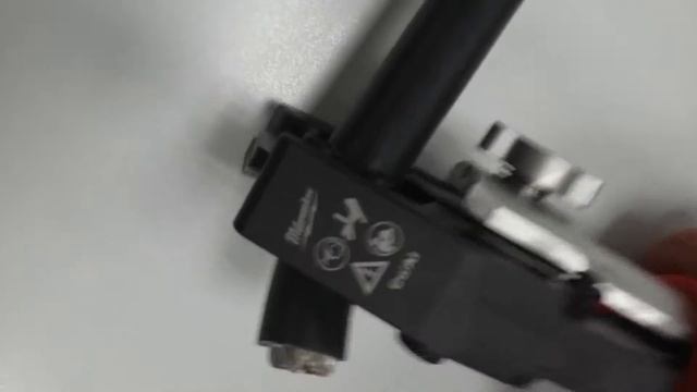 Cięcie przewodu w izolacji Milwaukee M18-HCC-201C CU/AL-CET - błędna prac смотреть онлайн