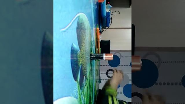 Делаем опыт батарейка и скрепка , было опасно батарейка с скрепкой нагрелись мой друг получил ожог смотреть онлайн