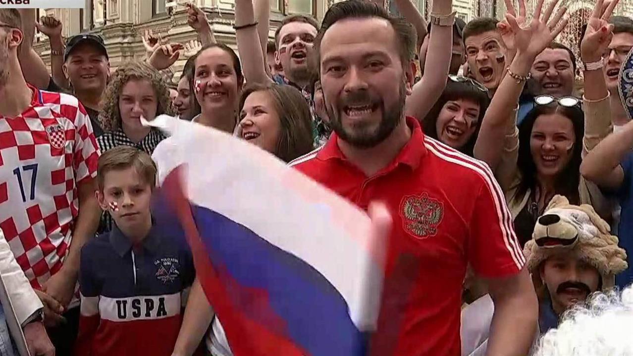 На Никольской в центре Москвы собираются болельщики из разных стран