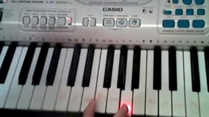 Белые снежинки на синтезаторе