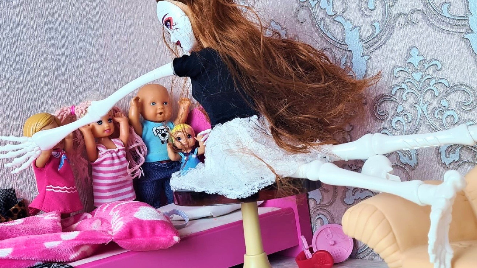 Веселую семейку даринелка. ДАРИНЕЛКА ТВ Катя. ДАРИНЕЛКА блоггер. Куколки Лолы белочки а куколки Лолы дружат с Барби.