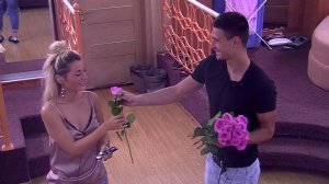 Дом-2: Богдан дарит девушкам цветы