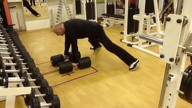 Отжимания на гантелях.Одна гантель-55 кг, 40 раз!Push-ups on dumbbells.One dumbbell - 55 kg!40 time смотреть онлайн