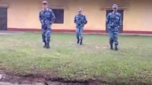 солдаты танцуют классный шафл дэнс