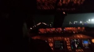 Boeing-747 night landing on Dabolim airport, Goa, India Cockpit view Посадка Боинг-747 в Гоа.