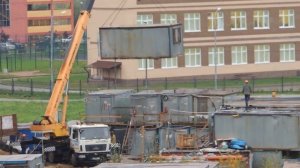 Автокран Ивановец на базе Маз, переставляет Вагончики.