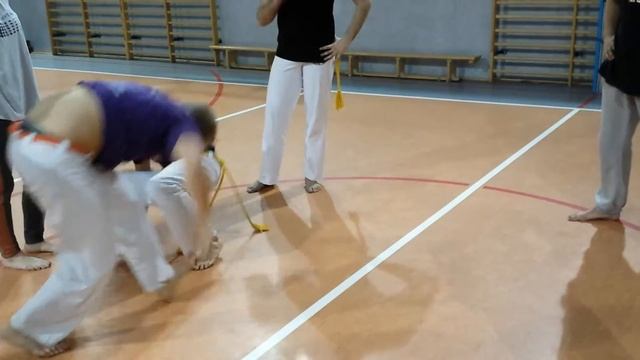 Capoeira Camangula Wrocław - treningowa roda de benguela (Instrutor Cigano, alunos) смотреть онлайн