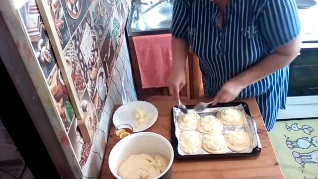 Давно не виделись.Пеку шанешки и булочки.Пробую. смотреть онлайн