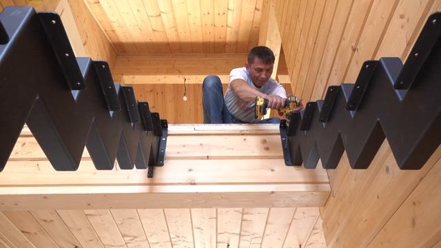 Монтаж лестницы на металлических косоурах с дубовыми ступенями