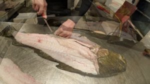 Чистка и разделка трески.  Вырезаем огромную  печень.