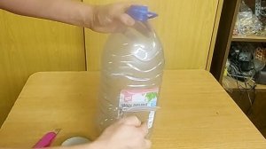 Взял пластиковую бутылку и сделал своими руками самоделку. Получилась кормушка для птиц