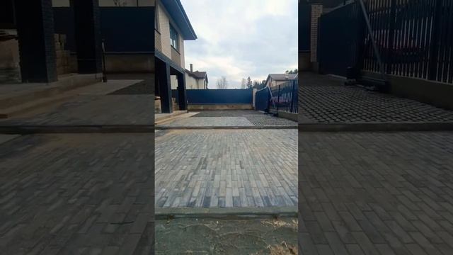 Завершили работы по мощению плитки/бетонной решётки/установки борта и отмостке. ✅ смотреть онлайн