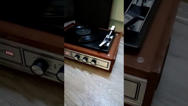 Электрофон для проигрывания виниловых пластинок "Россия 323". смотреть онлайн