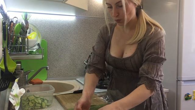 Низкокалорийный зелёный салат с луком! смотреть онлайн