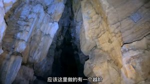 户外小北闯入悬崖石门，老人说此处已尘封百年，探索时竟发现铜钱，这下有得看了#户外小北哥