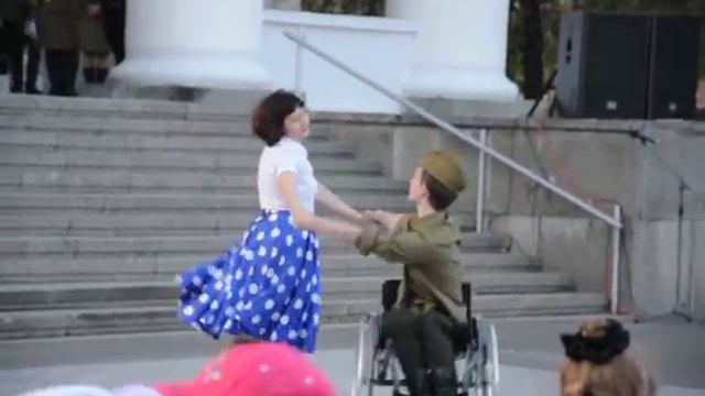 выступление пары - мальчик на коляске и девушка танцуют вальс. 9 мая в г. Жуковский смотреть онлайн