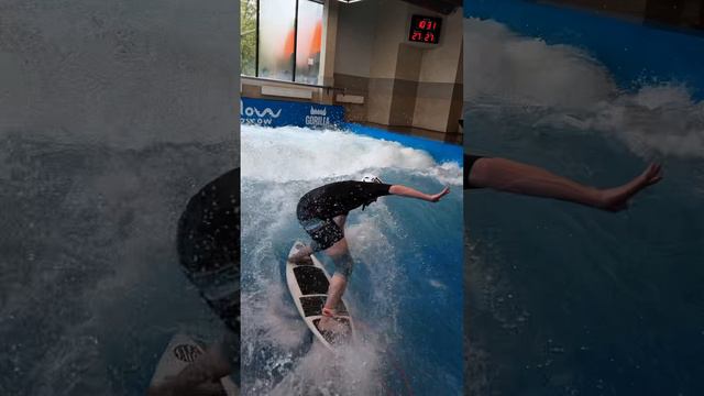 Вы только взгляните, что он творит!😱