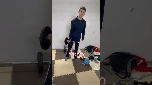 Подъем гантели на бицепс #подъемнабицепс #гантели #спорт