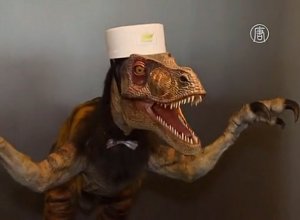 Гуманоид и динозавр встречают гостей нового отеля в Японии
