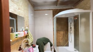 Линолеум в санузле, унитаз и душевая снова на месте