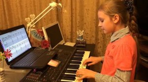 Рита. Игра по нотам с сольфеджированием песенки "Жучка" в Соль мажоре.