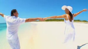 Влюбленная пара на берегу моря (Клип)